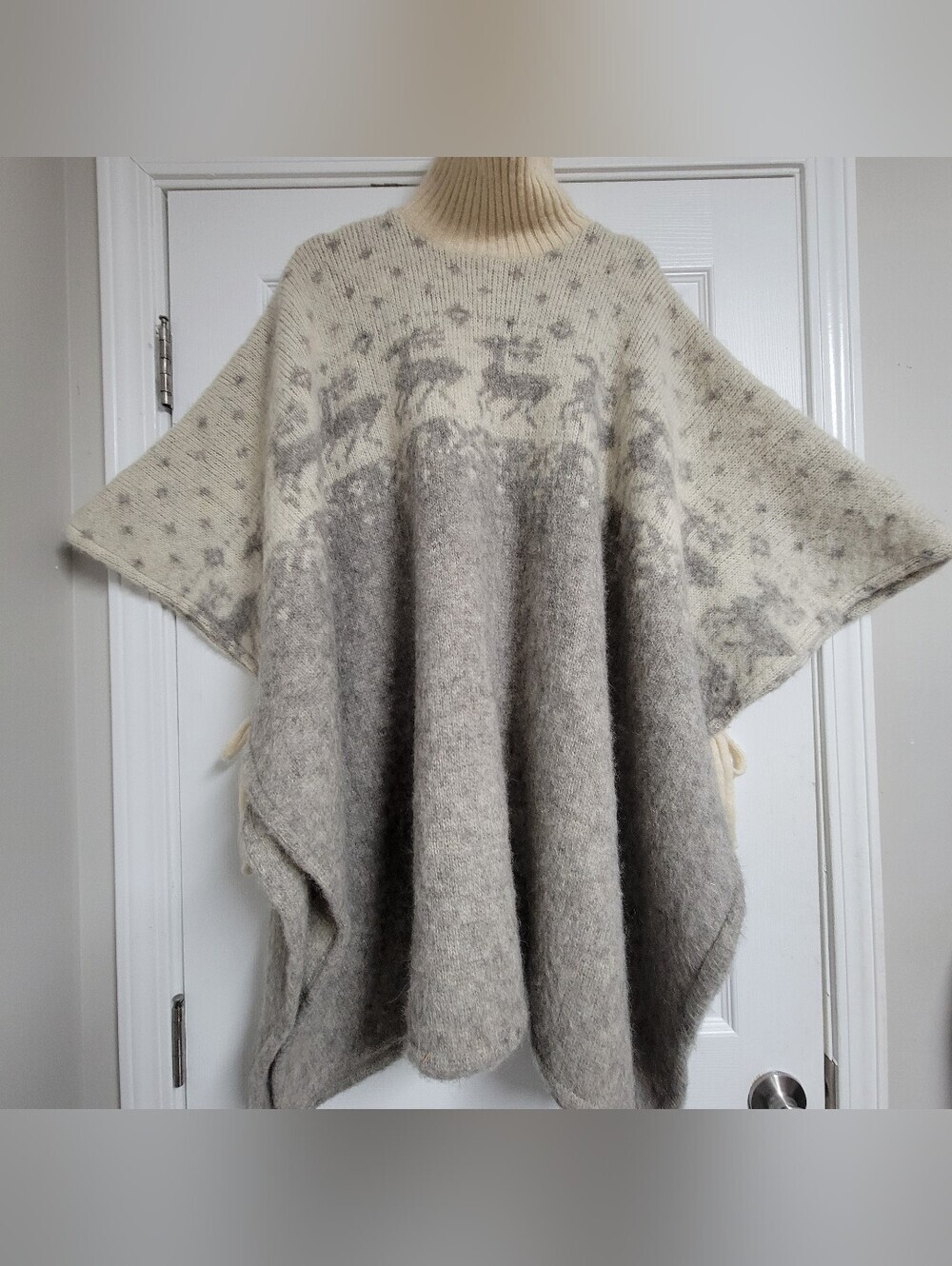 Vintage Hilda LTD 100 % Wool Poncho Made In Iceland One Size.